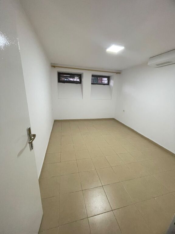 JEPET ME QIRA MAGAZINË NË QENDËR TË TIRANËS
