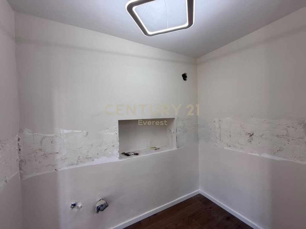 RRUGA BARDHYL, SHESIM APARTAMENT 2+1 151,000 € 14,000,000 Lekë