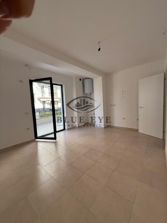 2 GARSONIERE + VERANDË PËR SHITJE – MALI I ROBIT