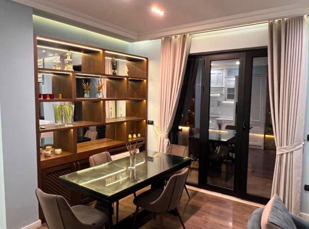 2+1 penthouse apartment for rent in the Center, Skenderbej Square! Foreigners only!