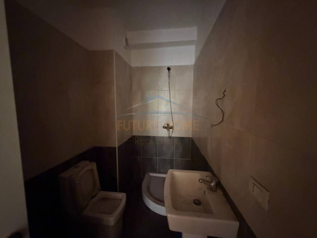 Shitet,Apartament 1+1, Rruga e Kavajës, Square 21, Tiranë.