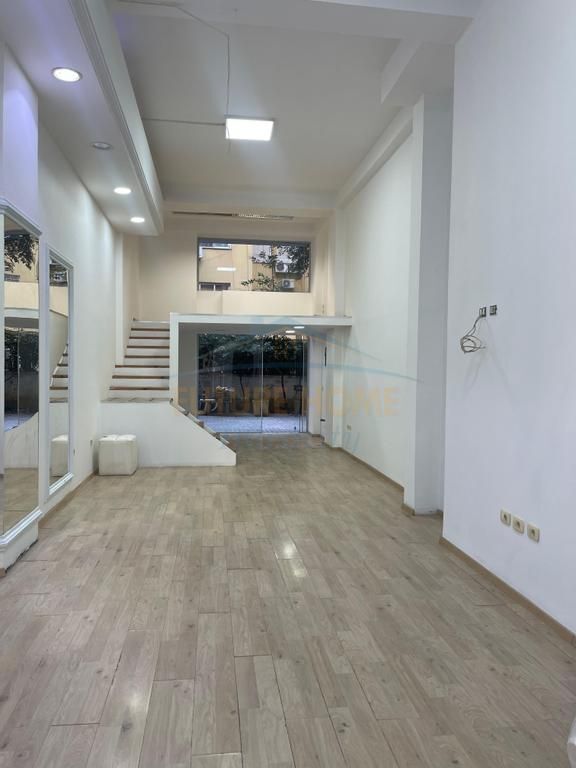 Qera, Ambient Biznesi, Rruga e Kavajës, Tiranë.    80,000 Lekë