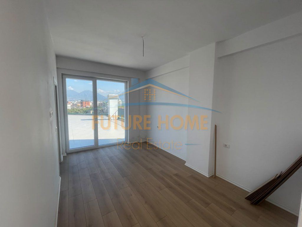 Shitet, Apartament 3+1+2+Verandë, Komuna e Parisit, Tiranë
