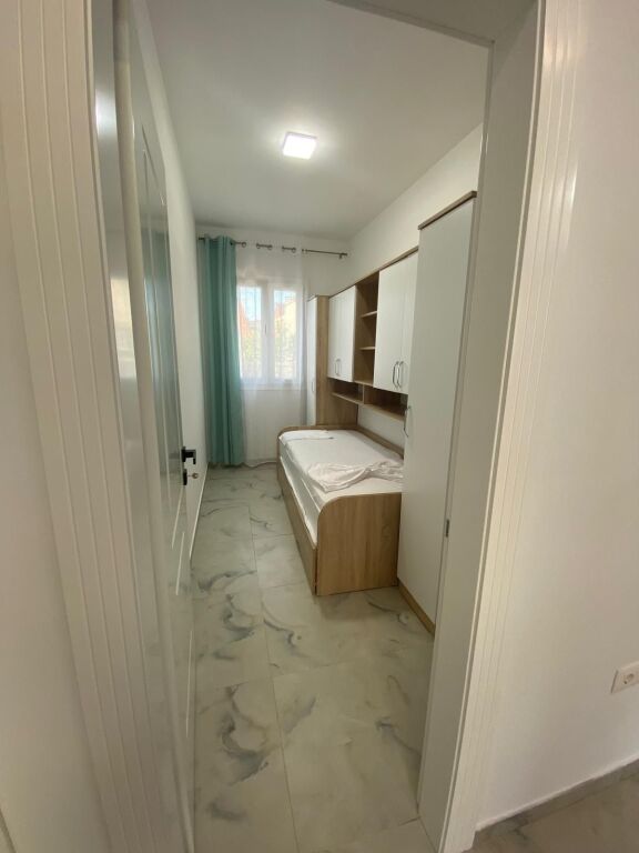 Jepet me Qira Apartament 2+1 – Kati i parë i një Vile Lagjja 17 Durres