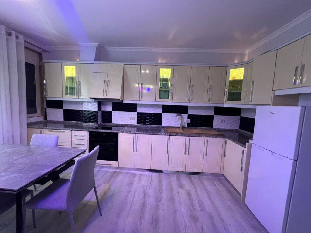 🛋️Jepet me qira apartament 2+1+🅿️ tek Rruga Kavajes   Kati: 4 (me ashensor) Totalisht i mobiluar  Disponon kondicioner ne cdo dhome  Cmimi: 110.000 leke/muaj