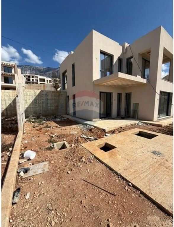 Individual Villa for Sale in San Nicolas, Palasë