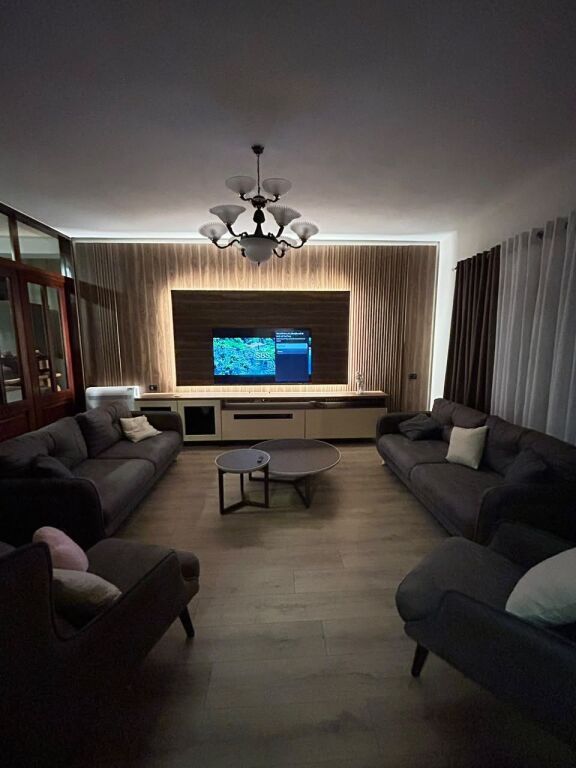 Jepet vile 3 kateshe me oborr me qira tek Spitali Hygeia , Casa Italia  ! 3500 Euro.m2 !