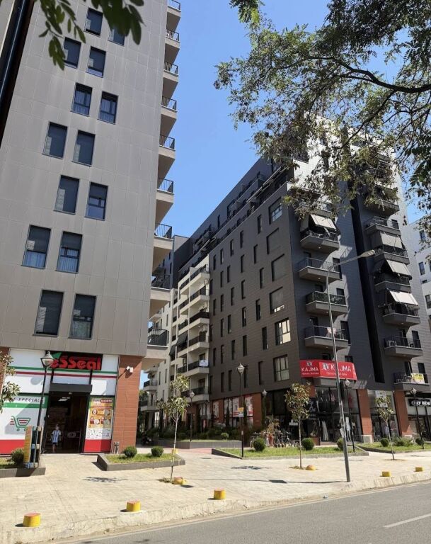 Shop for rent on the street side at Trio Towers Complex, Don Bosko Street! 1000 euros net!