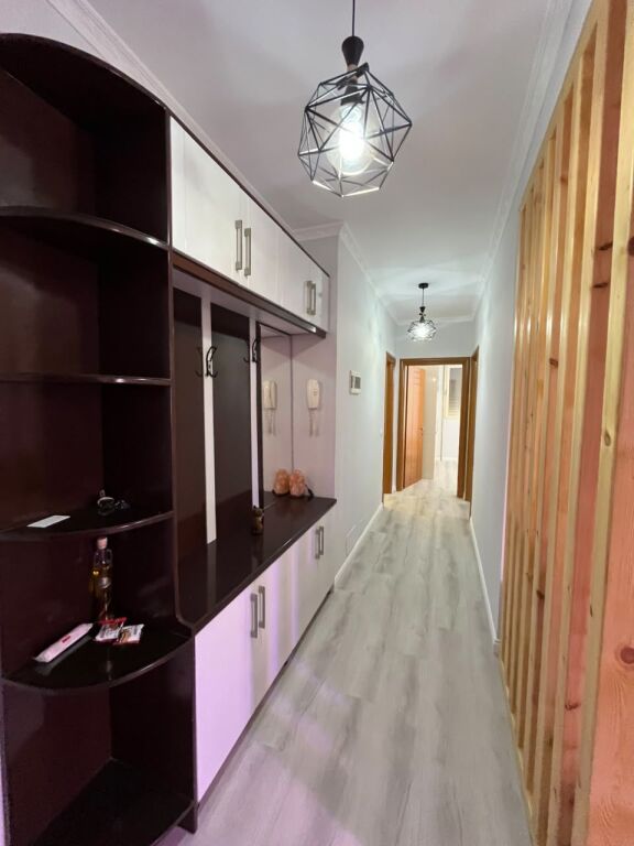 🛋️Jepet me qira apartament 2+1+🅿️ tek Rruga Kavajes   Kati: 4 (me ashensor) Totalisht i mobiluar  Disponon kondicioner ne cdo dhome  Cmimi: 110.000 leke/muaj