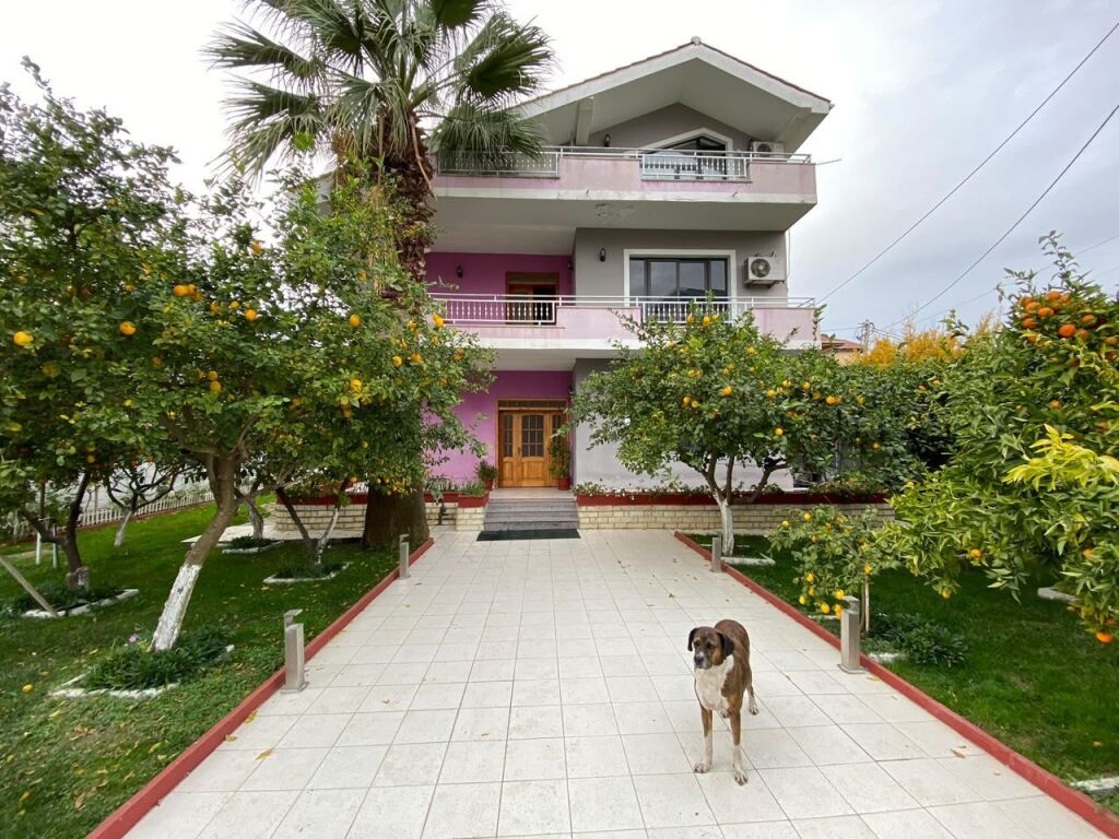Jepet vile 3 kateshe me oborr me qira tek Spitali Hygeia , Casa Italia  ! 3500 Euro.m2 !