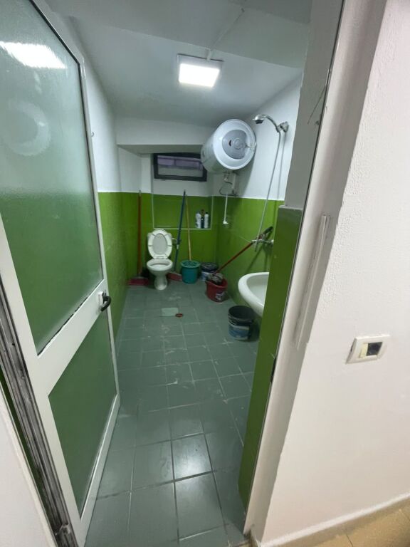 JEPET ME QIRA MAGAZINË NË QENDËR TË TIRANËS