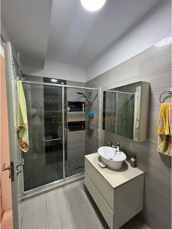 Qera , Apartament 3+1+2+2 Ballkone , Fresk , Tiranë