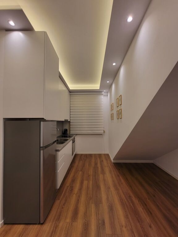 Super Appartamento 1+1 in affitto in Via Durresit (55.000 ALL)