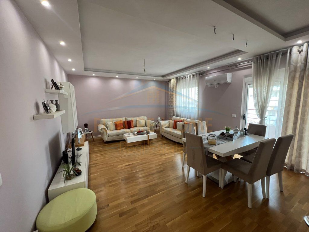 Qera , Apartament 3+1+2+2 Ballkone , Fresk , Tiranë