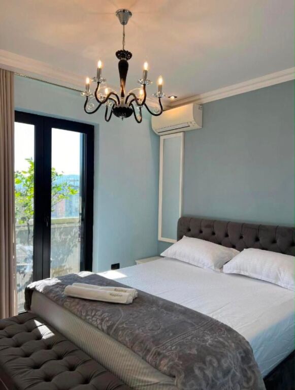 Jepet apartament 2+1 penthouse me qira ne Qender , Sheshi Skenderbej , Rruga e Durresit , Rruga e Kavajes .