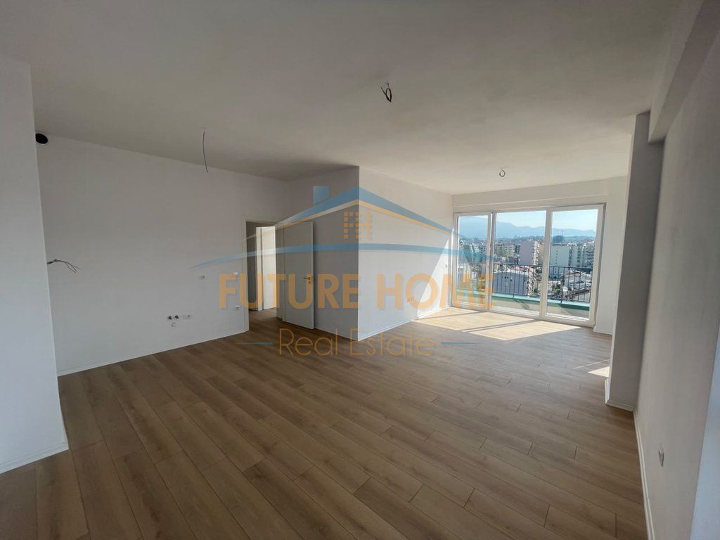Shitet, Apartament 3+1+2+Verandë, Komuna e Parisit, Tiranë