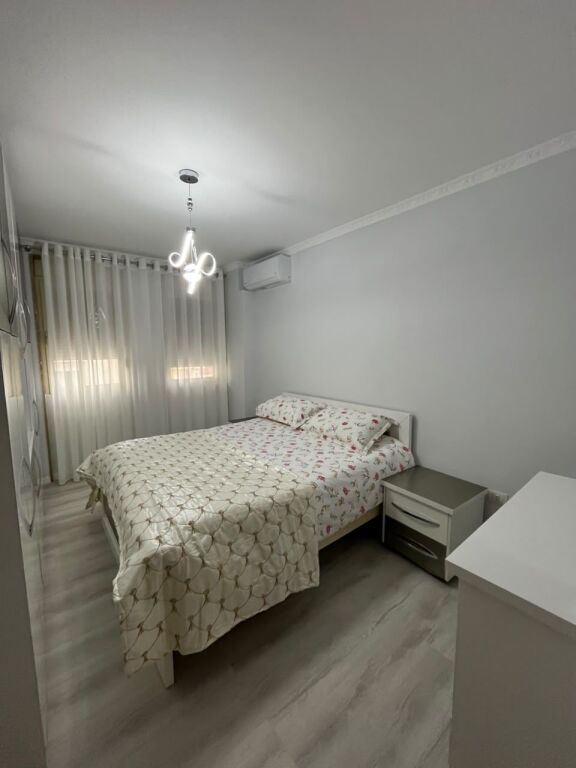 🛋️Jepet me qira apartament 2+1+🅿️ tek Rruga Kavajes   Kati: 4 (me ashensor) Totalisht i mobiluar  Disponon kondicioner ne cdo dhome  Cmimi: 110.000 leke/muaj