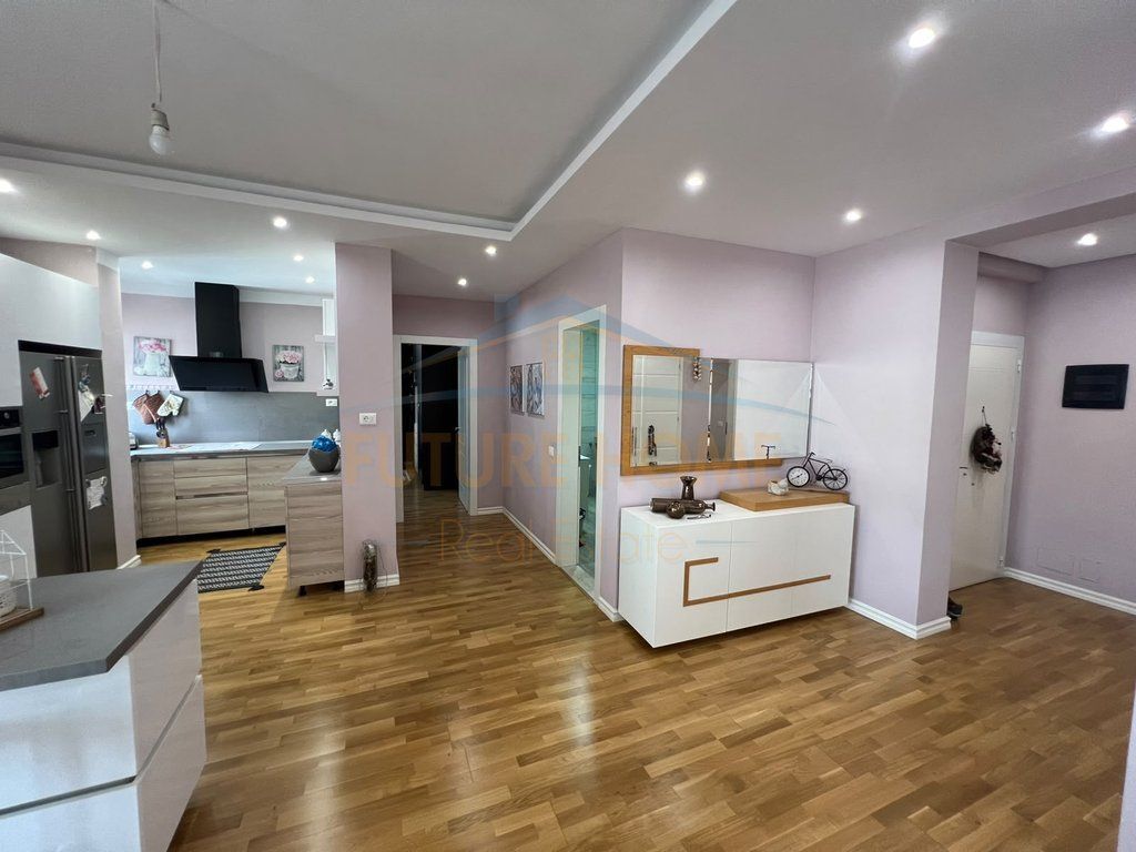 Qera , Apartament 3+1+2+2 Ballkone , Fresk , Tiranë