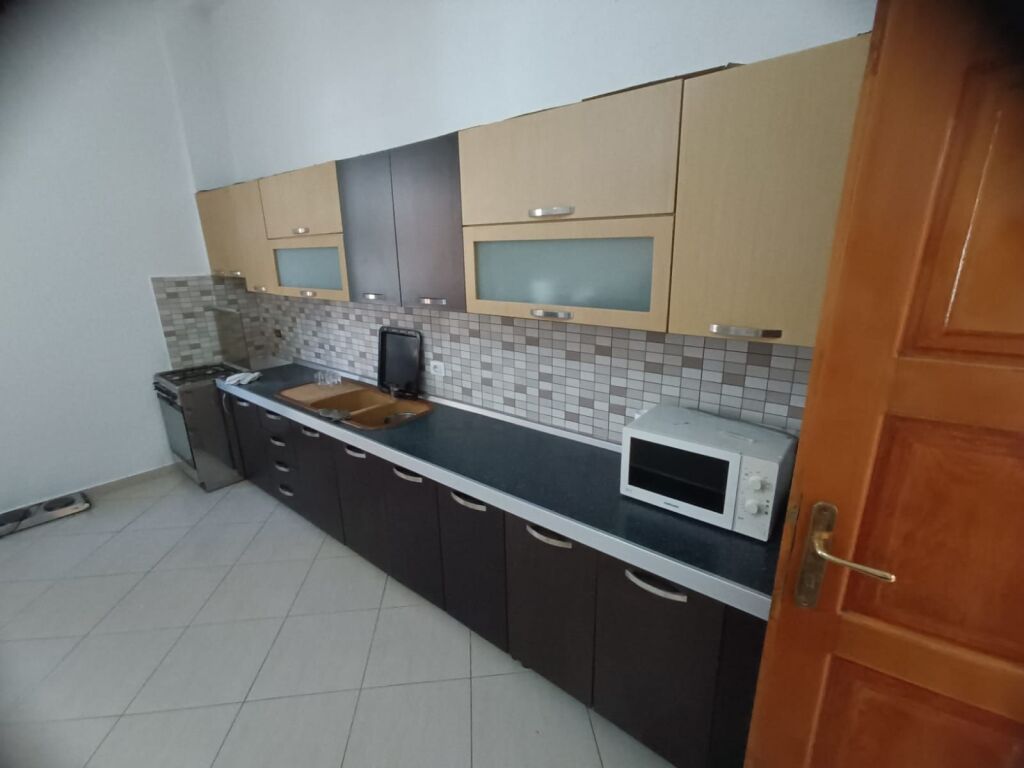 JEPET ME QIRA APARTAMENT 2+1 NE KAT VILE AFER TRAFOS 220 V TEK BULEVARDI I RI, TIRANË  ID 5632