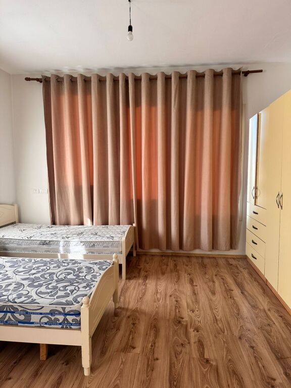 🏠Ne zonen e Rruges Jordan Misja,jepet me qera kati i III-te i nje vile 2+1+2,i mobiluar.50,000Leke