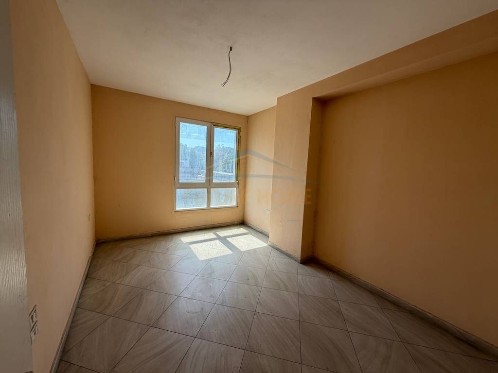 Shitet,Apartament 1+1, Rruga e Kavajës, Square 21, Tiranë.