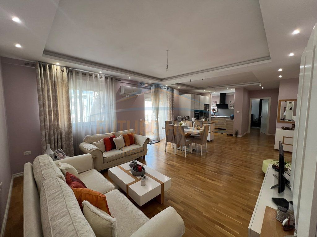 Qera , Apartament 3+1+2+2 Ballkone , Fresk , Tiranë