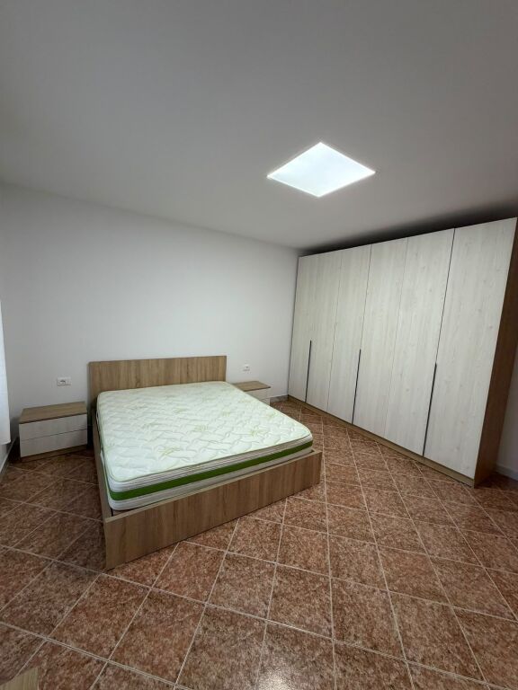 Offriamo in affitto il primo piano di una casa privata + parcheggio sopra il Complesso Grand (fine della strada Bajram Allaraj)

