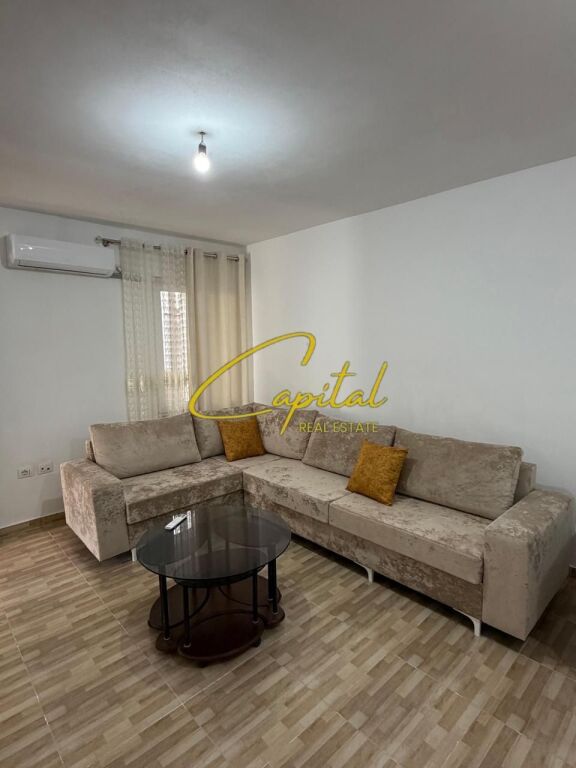 SHTEPI PRIVATE ME QIRA 72 M2 KINOSTUDIO 400 EURO