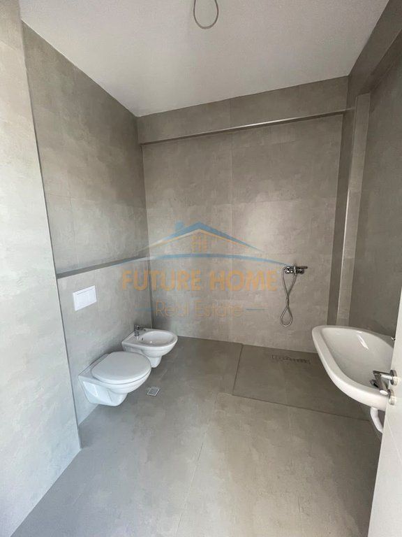Shitet, Apartament 3+1+2+Verandë, Komuna e Parisit, Tiranë