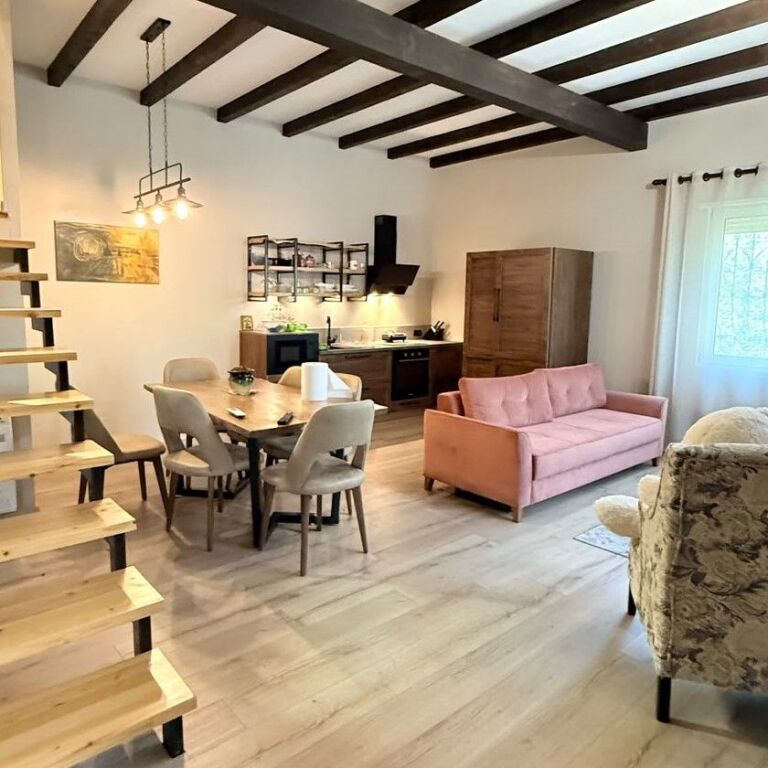 🏡 JEPET ME QIRA – VILË NË PETRELË