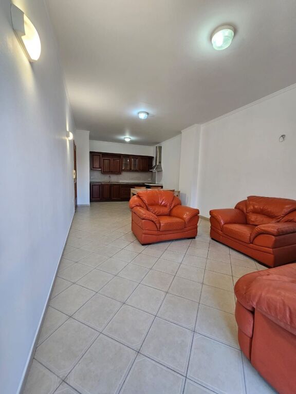 Shitet apartament 1+1 Rr. E Kavajes perballe Delijorgjit
