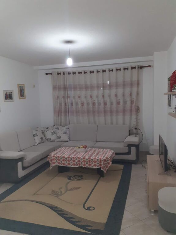 Astir, vicino al Complesso Fratari, si affitta appartamento arredato 1+1. 37.000 Leke   