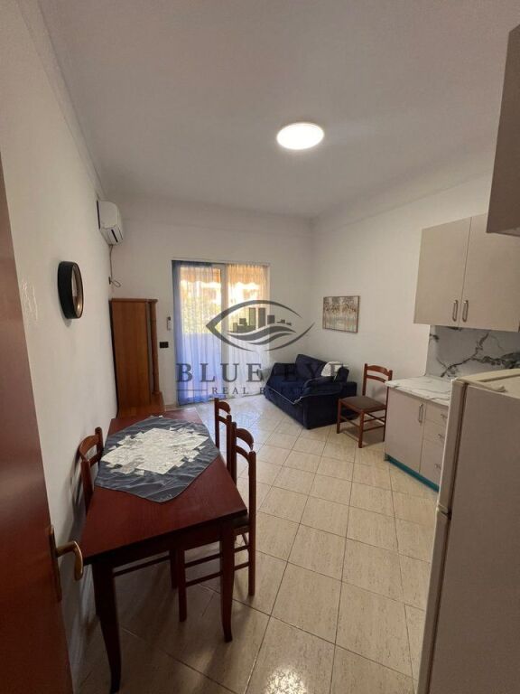🏡 Jepet me qira apartament 1+1 në zonën e Plazhit, Durrës!