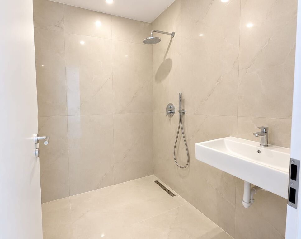 # IN VENDITA: 1+1 📍FRESK (RESIDENZA OXA) - 80.000€ - 1° Piano || SUP. 46m² - Edificio Nuovo, A.2025 - (Mai Abitato) - Possibilità di Finanziamento🔥 || A Soli Pochi Min. dalla Grande Circonvallazione