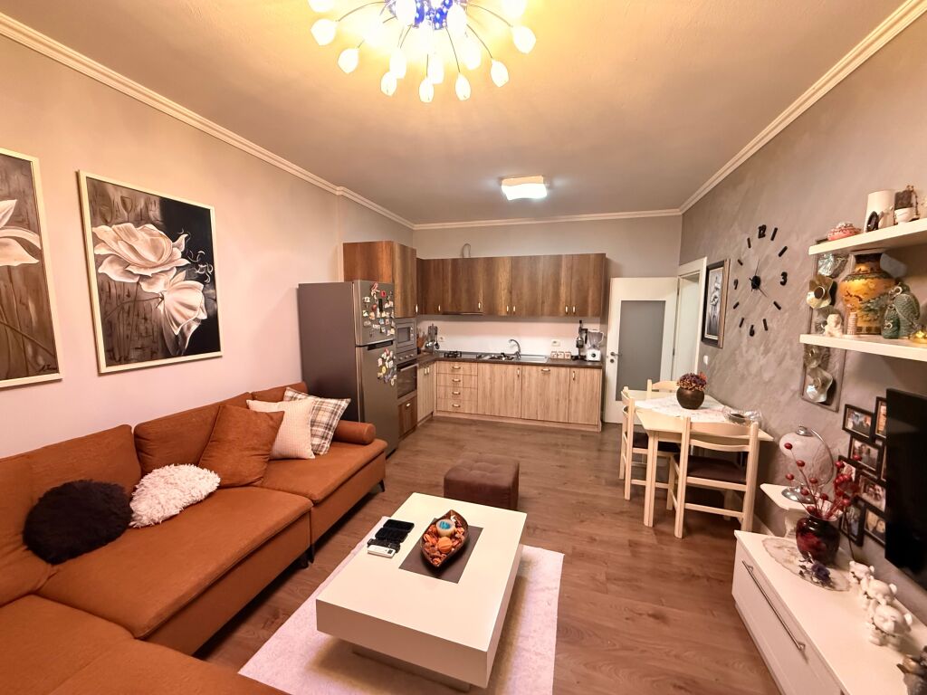 SHITET APARTAMENT 2+1 I MOBILUAR – PËRBALLË DELIJORGJIT !