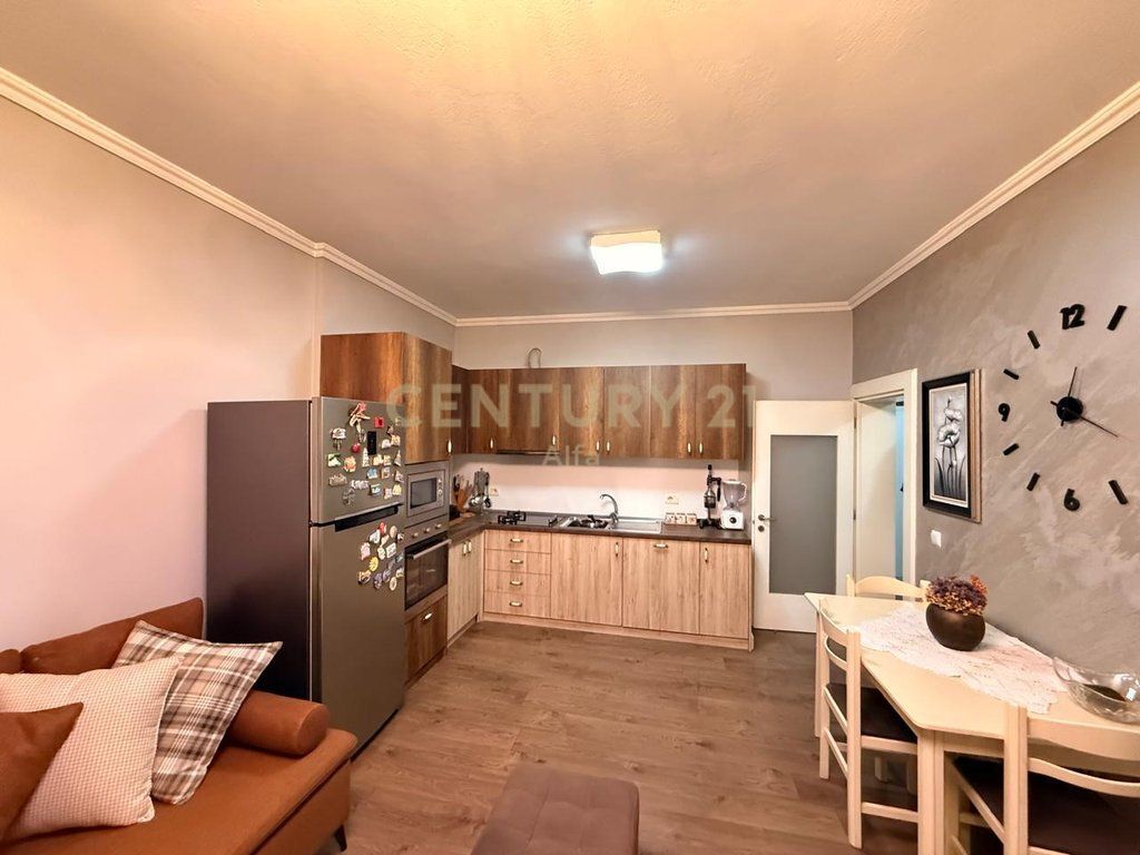 SHITET APARTAMENT 2+1 I MOBILUAR – PËRBALLË DELIJORGJIT !