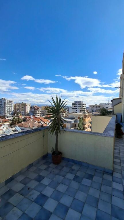 JEPET ME QIRA APARTAMENT 3+1 – STACIONI I DYTË, PLAZH!
