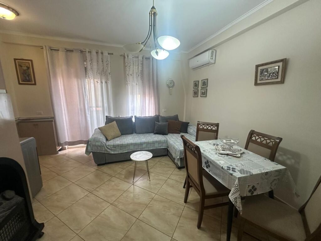 Rruga Kongresi i Manastirit,prane Pediatrise  jepet me qera apartament 1+1i mobiluar. 50,000Leke