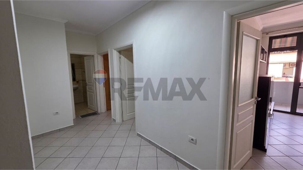 Apartament - Për Qira - Komuna e Parisit, Tiranë