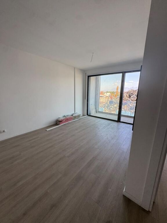 🏠 Shitet Apartament te Ish-Dogana  📍 Adresa: Ish-Dogana