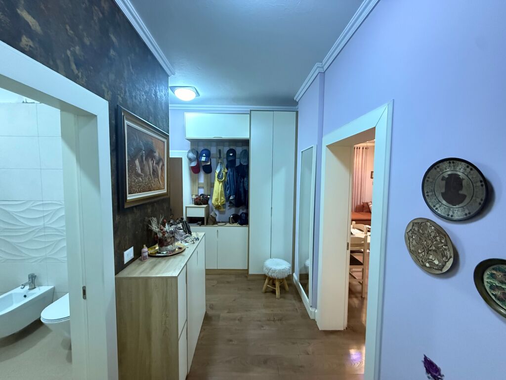 SHITET APARTAMENT 2+1 I MOBILUAR – PËRBALLË DELIJORGJIT !