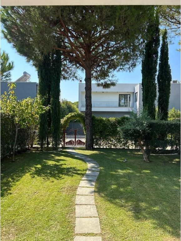 LURA 2 SELLING SUPER ADJACENT VILLAS LINE 2 568,500 € or 51,900,000 Lekë