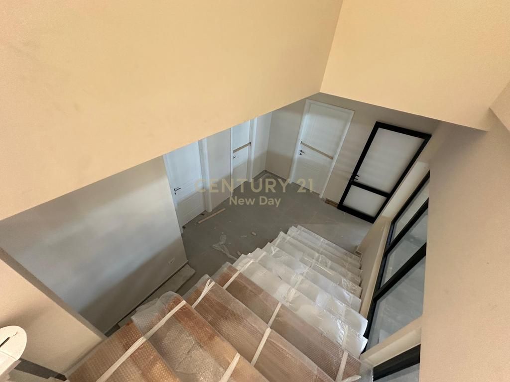 JEPET ME QIRA KAPNON INDUSTRIAL NE AUTOSTRADEN TIRANE - DURRES KM 30 8,000 € /Muaj