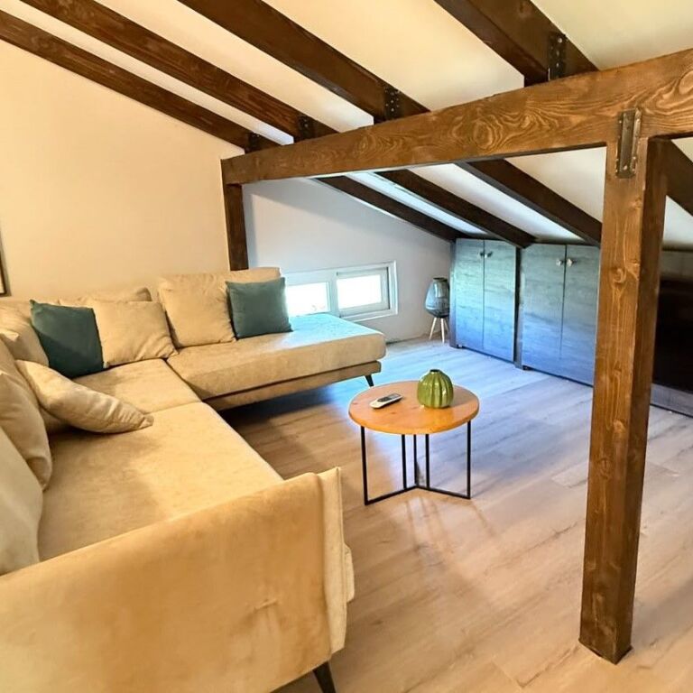 🏡 JEPET ME QIRA – VILË NË PETRELË