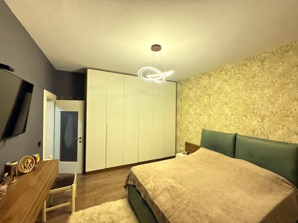 SHITET APARTAMENT 2+1 I MOBILUAR – PËRBALLË DELIJORGJIT !
