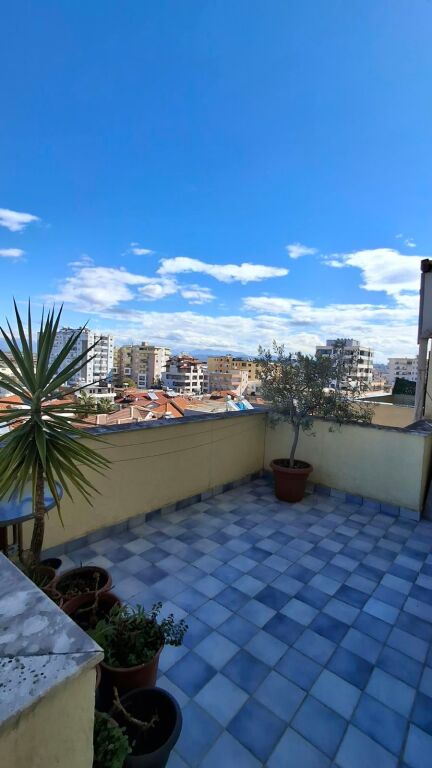 JEPET ME QIRA APARTAMENT 3+1 – STACIONI I DYTË, PLAZH!
