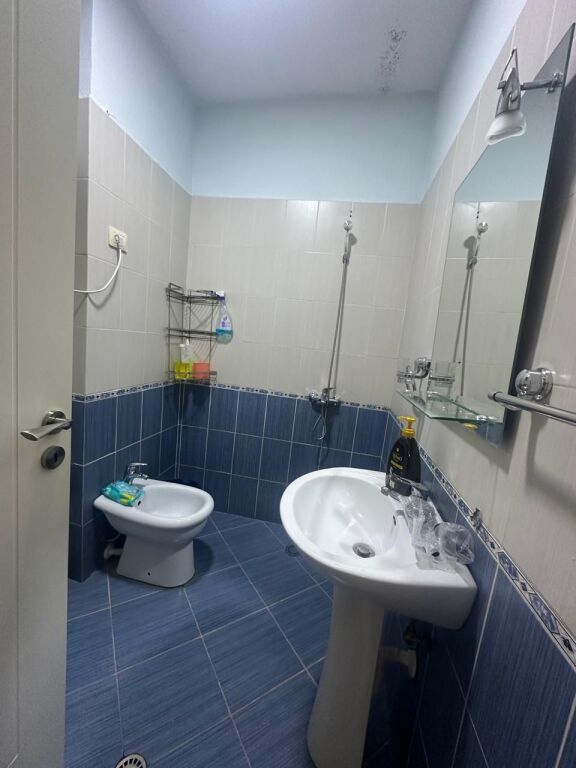 Rruga Kongresi i Manastirit,prane Pediatrise  jepet me qera apartament 1+1i mobiluar. 50,000Leke