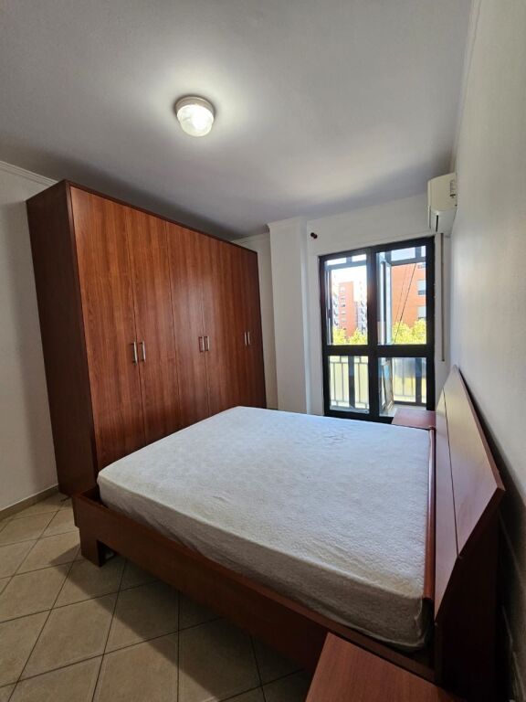 Shitet apartament 1+1 Rr. E Kavajes perballe Delijorgjit