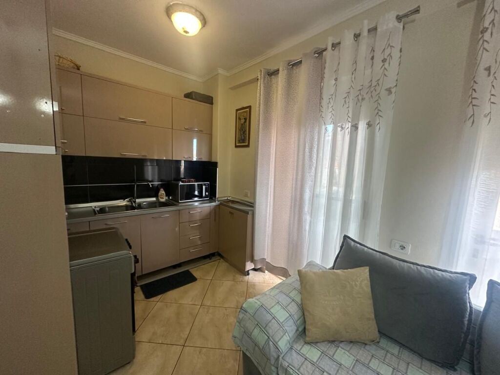 Rruga Kongresi i Manastirit,prane Pediatrise  jepet me qera apartament 1+1i mobiluar. 50,000Leke
