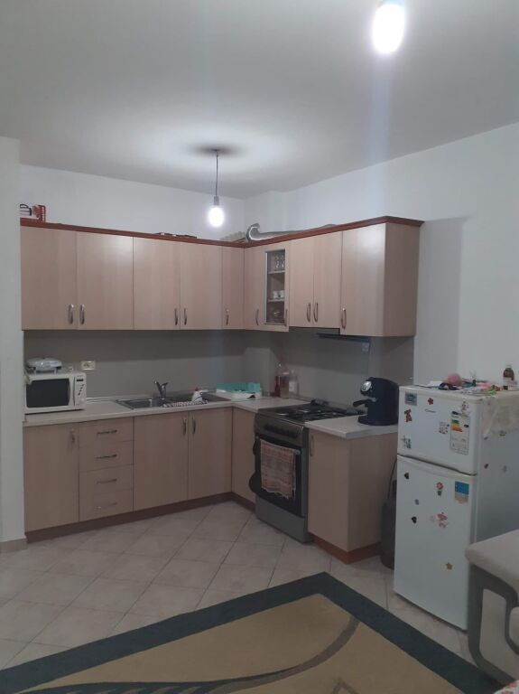 Astir, vicino al Complesso Fratari, si affitta appartamento arredato 1+1. 37.000 Leke   